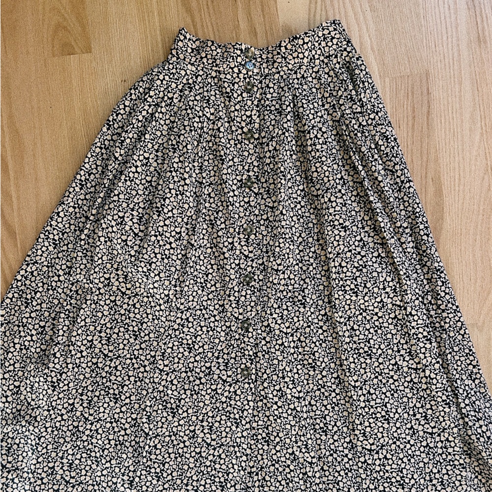 Flowery midi button skirt